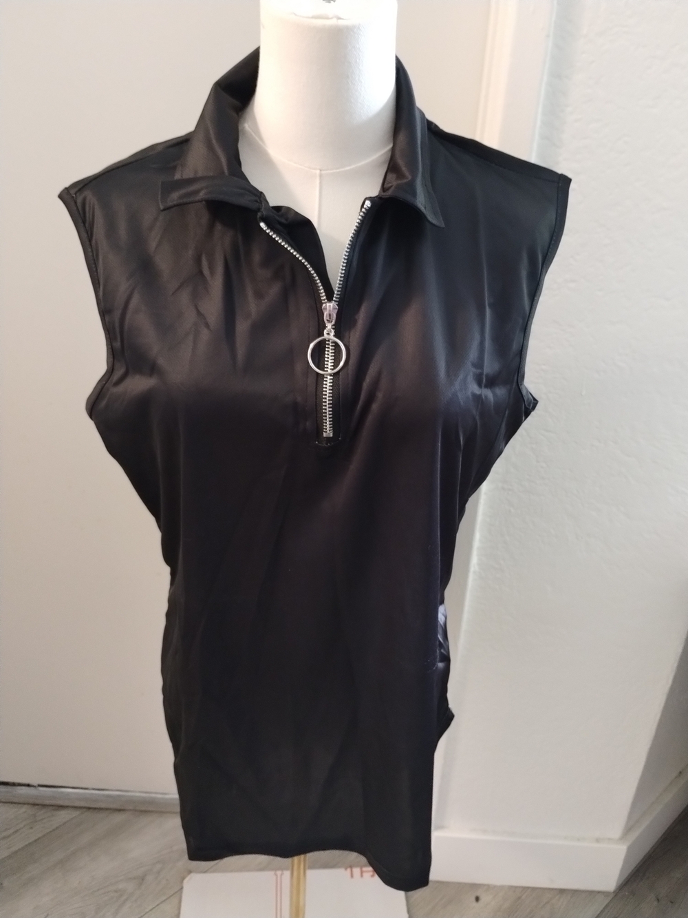 Source Unknown Black Sleeveless Zip Polo Tank with Ring Pull
